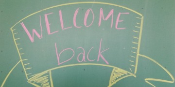 Welcome back! Tafel mit Schrift: Welcome back